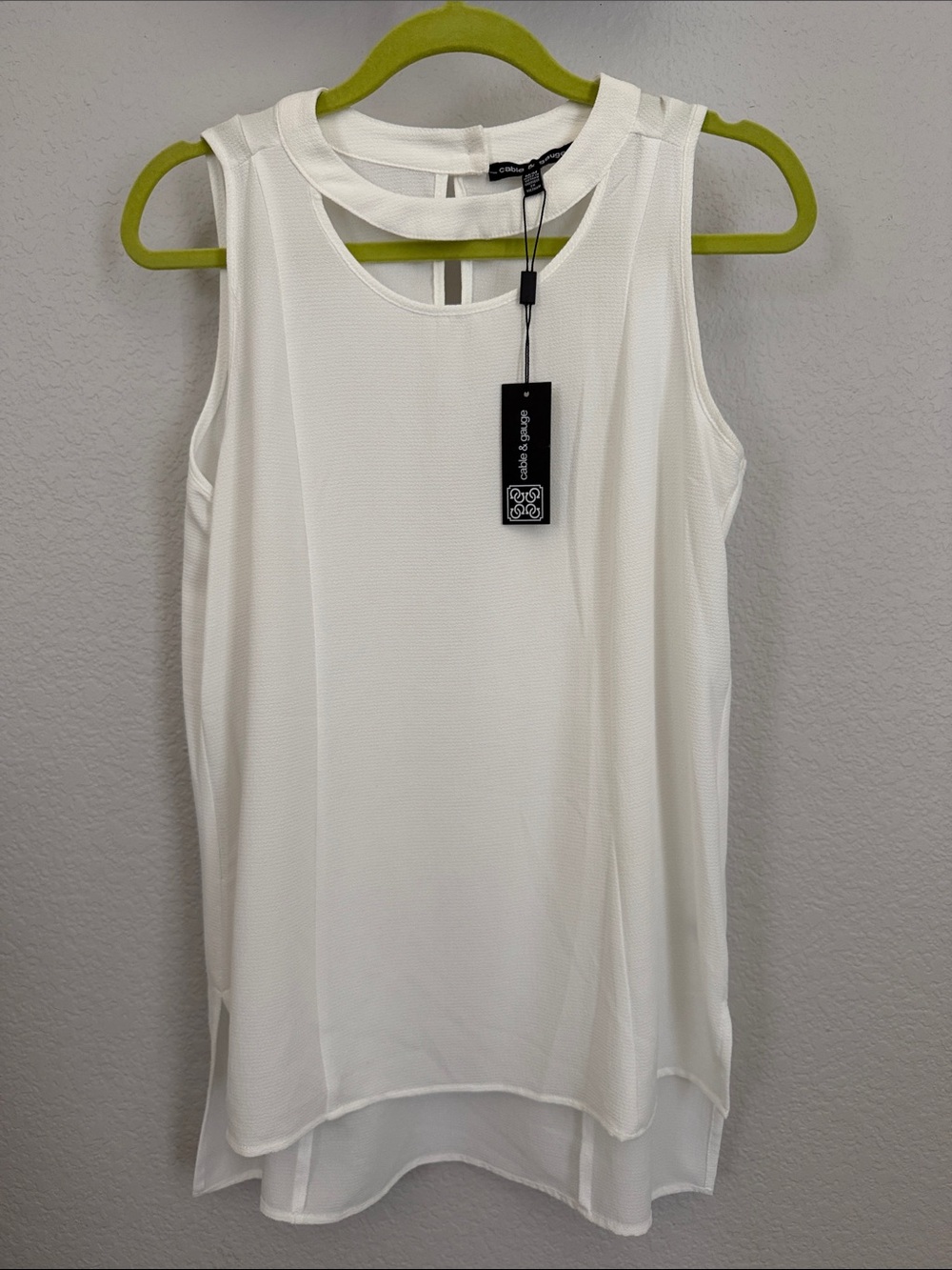 Cable & Gauge | NWT Sleeveless key hole neck with high low hem SZ - M